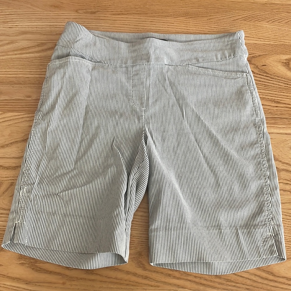 Hillary Radley women’s seersucker shorts. Women’s Medium